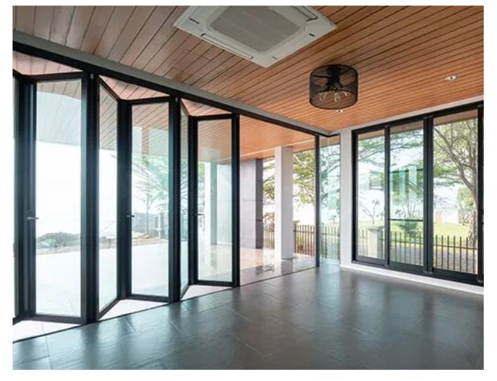 Tukang aluminium finished good pintu lipat bergaransi